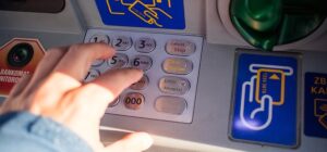 Cómo Notificar y Solucionar Problemas en Cajeros Automáticos