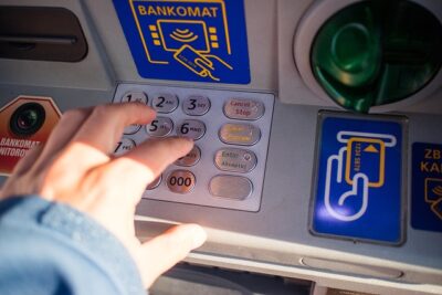 Cómo Notificar y Solucionar Problemas en Cajeros Automáticos